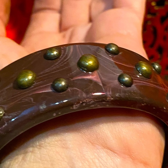 Sale 3/$20 VTG chunky lucite bangle, marbled chocolate brown with bronze studs - Picture 10 of 10